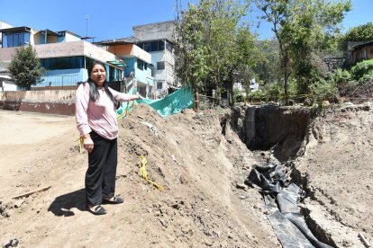 En el sitio cavaron una zanja de unos cinco metros de ancho y colocaron un plástico.