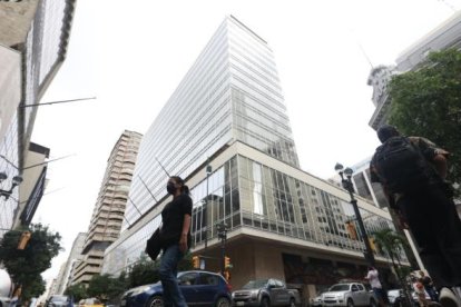 Entre los bienes embargados consta el ubicado en la avenida 9 de Octubre, así como otros del centro de la urbe porteña