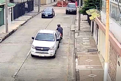 El conductor persiguió al presunto ladrón hasta de retro.