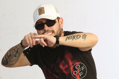 Niko G quería ser médico pero no siguió la carrera, por la música.