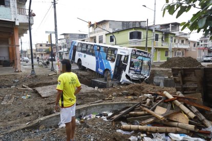 El bus quedó incrustado en un ducto cajón en instalación, ubicado en la 19 y Argentina.