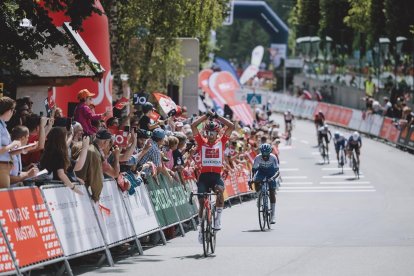 El tricolor Jhonatan Narváez y su celebración tras imponerse en la tercera etapa del Tour de Austria.