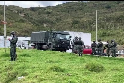 Policías se encuentran en el lugar.