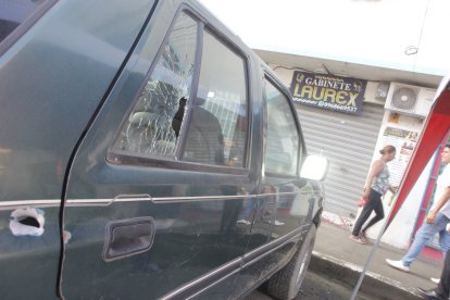 En los carros que estaban estacionados cerca de donde fue el ataque armado podían observarse orificios provocados por los proyectiles.  La tienda también quedó con huecos en las rejas.