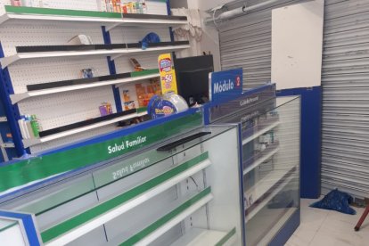 Los delincuentes tuvieron el tiempo suficiente para robar en una farmacia en el sur de Ambato.