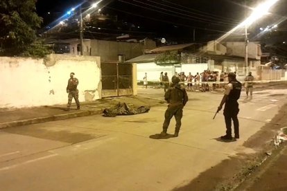La noche del lunes, militares acordonaron el sitio donde dejaron el cadáver.