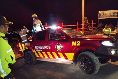 Los bomberos y policías ayudaron a retirar el cadáver arrojado en un terreno baldío.
