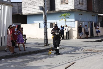 Agentes de tránsito y policías llegaron al sitio al recibir la alerta de lo ocurrido.