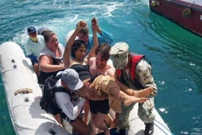 Luego del incidente, la turista méxico estadounidense fue llevada de urgencia en un bote para su atención médica.