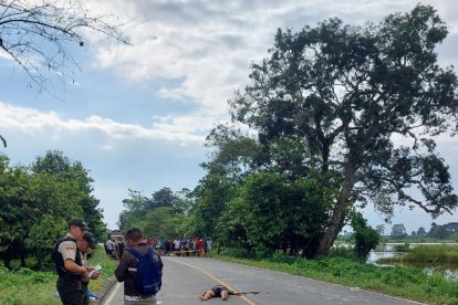 El hombre fue abatido con ocho proyectiles y terminó en la mitad de la vía.