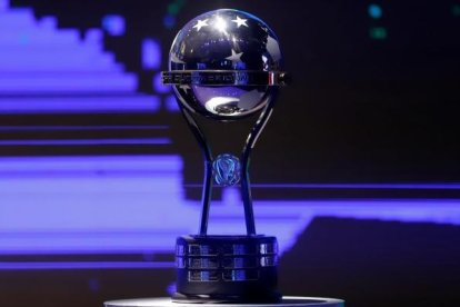 El trofeo que se le entrega al campeón de la Copa Sudamericana