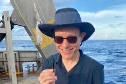 El astrofísico Avi Loeb analizará los restos que encontró.