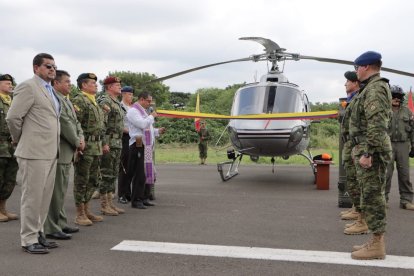 Autoridades de Manabí y personal del Ejército estuvieron en la entrega-recepción de un nuevo helicóptero.