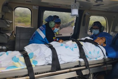 La mujer fue trasladada en un helicóptero de la Armada hasta Guayaquil.