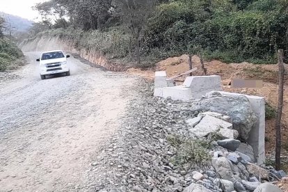 A un costado de una carretera de Macará estaban tres cadáveres.