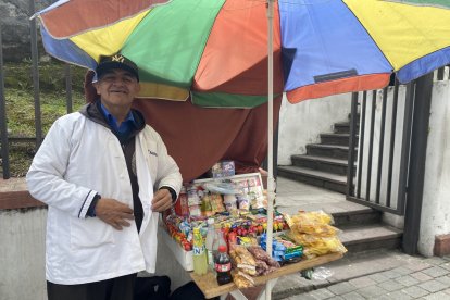 René Pérez es uno de los carameleros que rota en los cinco puestos que tienen en Quito.