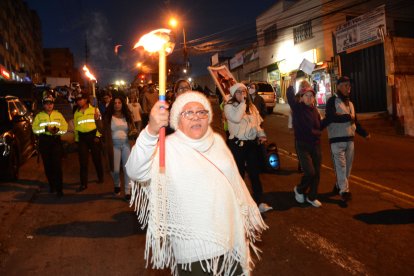 Solanda Rea lidera una de las marchas de antorchas en el sector.