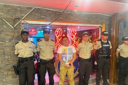 Foto del presentador con agentes de la policía.