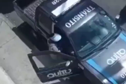 El momento que supuestamente un agente de la AMT de Quito es sobornado.