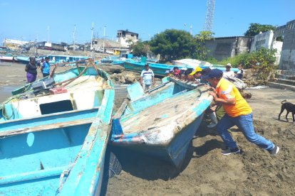 Está es la segunda vez, en este 2023, que el mar afecta a los pescadores de Chanduy. En marzo pasado otro oleaje afectó 47 naves.