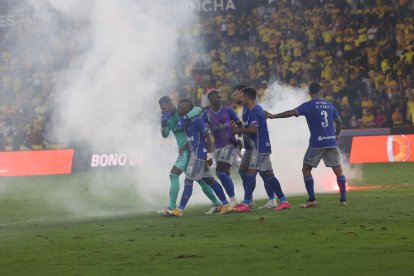 En el Clásico del Astillero, los hinchas de Barcelona lanzaron bengalas al campo de juego, cerca de los jugadores de Emelec. 
PERIODISTA :GINO ZAMBRANO 

FECHA : 03/06/2023 

Agencia (ag-extra)