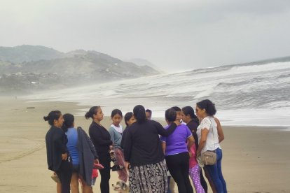 La mañana de este jueves 6 de julio, familiares de Eriberto Holguín caminaban por la playa y también oraron para hallar al desaparecido.