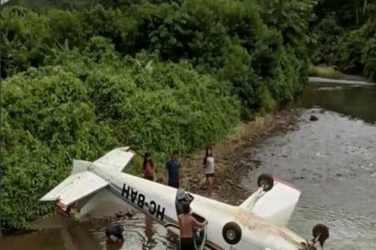 El piloto y dos personas que iban a bordo se encuentran estables.