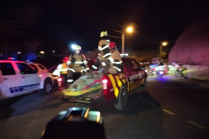 Bomberos ayudaron a rescatar el cuerpo de la quebrada de Pishilata, en el sur de Ambato.