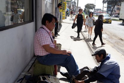 El adulto mayor lustra zapatos en el sur de la capital.