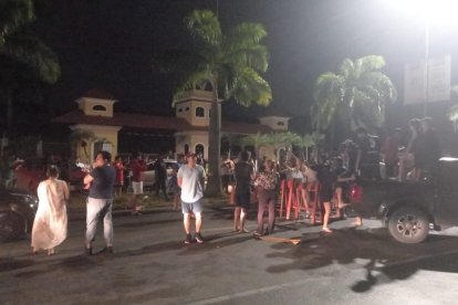 Más de 100 residentes salieron a manifestar su descontento por los diversos apagones que sufren.