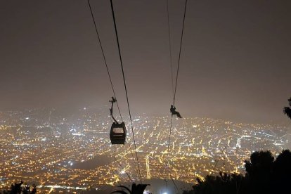 Especialistas en rescate auxiliaron a los atrapados en las cabinas suspendidas.