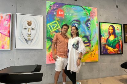 Coco Valdez y su esposa Emi en una de las galerías de Dubái con sus obras.