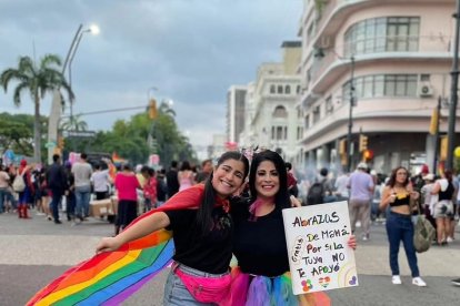 Jazmín y su hija Milly, en el marcha del Orgullo en Guayaquil.