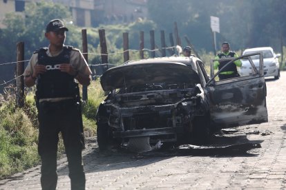 Agentes policiales se encargaron de recolectar indicios en la escena.