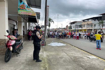 El cuerpo del estudiante fue cubierto con una sábana.