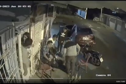 Kelvin Suárez se desplomó y fue a dar al piso, luego de recibir el tiro. Quien disparó lo habría llevado al hospital.