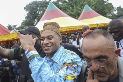 Mbappé estuvo en el pueblo natal de su padre y movilizó a decenas de miembros de la seguridad privada, policías y militares.