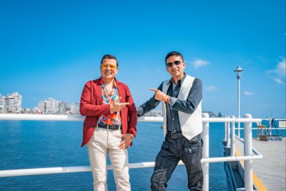 Colón Pantoja y Néstor Álava, tras la grabación del videoclip en Salinas.