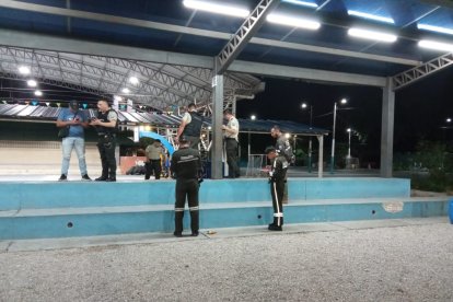 La balacera en la cooperativa Cisne 2 fue dentro de unas canchas deportivas. En videos difundidos en redes sociales se observa a las víctimas en el suelo.