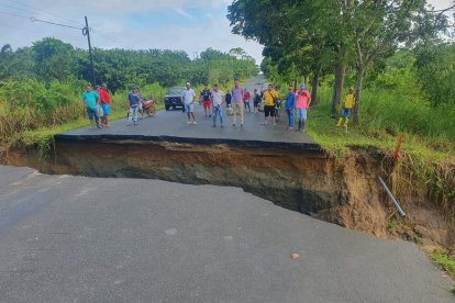 Este socavón tiene incomunicados a Esmeraldas con Manabí