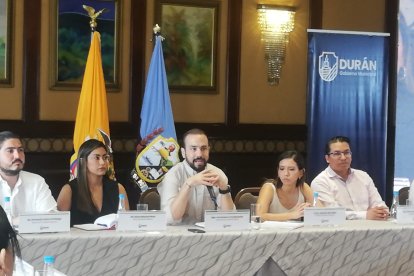 Luis Chonilli (c) en rueda de prensa, en el Bankers Club de Guayaquil.