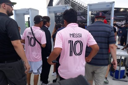 En Miami, varios hinchas ya lucen el uniforme de Inter Miami con el nombre Messi.