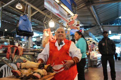 La comerciante trabaja  con una empleada.