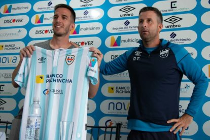 El delantero argentino Federico Andrada (i) llegó a reforzar a la Universidad Católica.