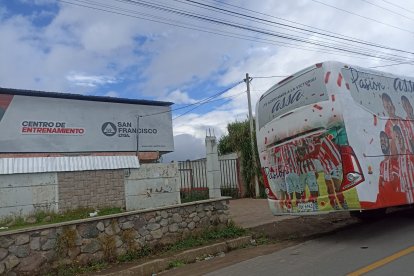 En la puerta del completo  deportivo de Técnico Universitario dejaron los esqueletos de dos animales.