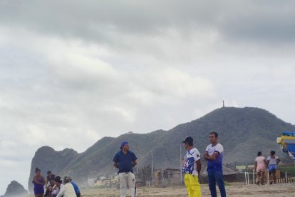 En la playas, familiares de los otros dos desaparecidos anhelan que se recuperen los cuerpos.