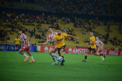 Barcelona y Estudiantes empatan 1-1 en el Monumental