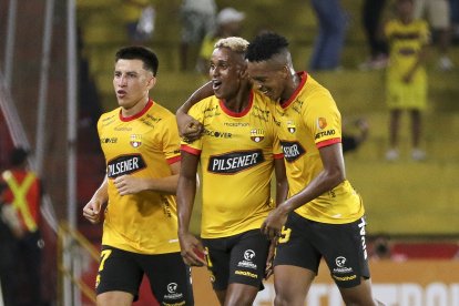 Fernando Gaibor, Fidel Martínez y Joshué Quiñónez celebran el triunfo de los amarillos.
