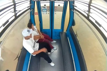 La pareja que fue grabada en la Aerovía.