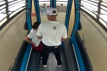 Los jóvenes fueron alertados a través de un micrófono que el acto sexual estaba prohibido